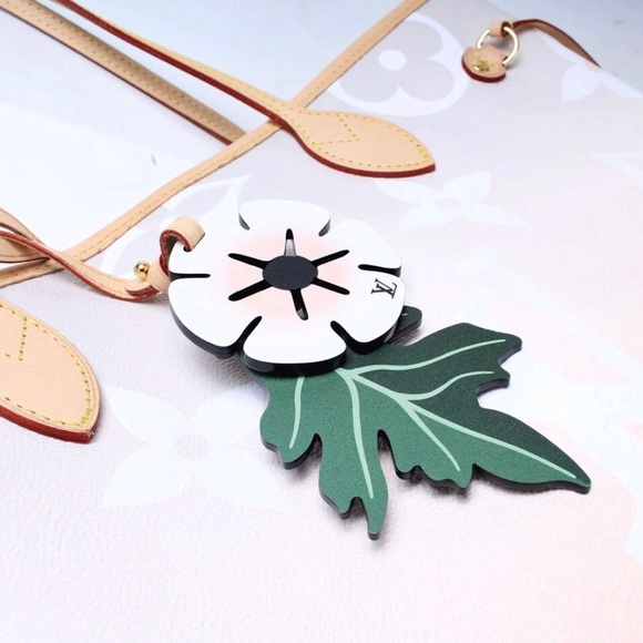 Authentic Louis Vuitton New SS21 By The Pool Leather Flower Bag Charm - Picture 6 of 13